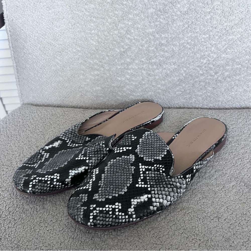 Banana Republic Black and Gray Snake Print Sandals